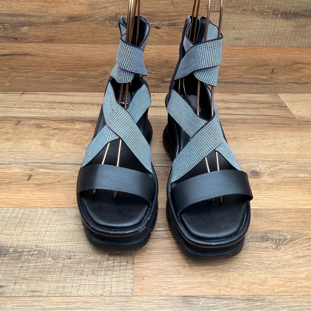 Sorel Stylish Black and Gray Women's size 5 Sandals - Picture 3 of 8